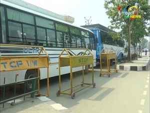 Drivers of passenger vehicles cease work in protest against parking ban at Keishampat