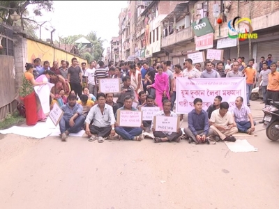 Residents and shopkeepers along the Governor Road block the road indefinitely from today