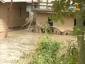 The bank of Imphal river collapses in Mayang Imphal, several houses and over 2000 hectares of paddy fields inundated in Uchiwa