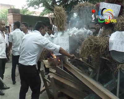 Students of DM college of arts burn effigies of minister and officials and furniture to protest admission of 100 more students