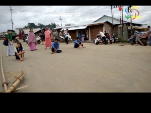 Fasting students protest in the middle of road near Singjamei bridge, traffic affected