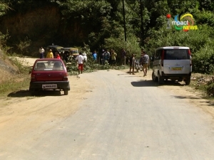 People block Tinseed raod protesting non repair of the road